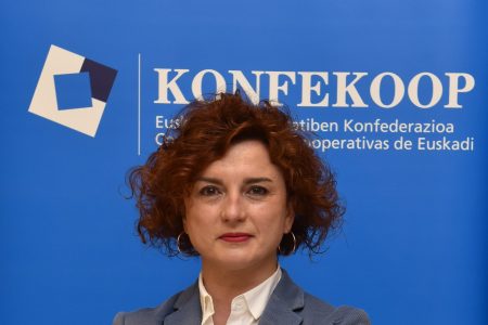 «KONFEKOOPek Lanbiden parte hartzea onuragarria litzateke euskal gizarte osoarentzat», ziurtatu du Rosa Lavínek, Euskadiko Kooperatiben Konfederazioko lehendakariak