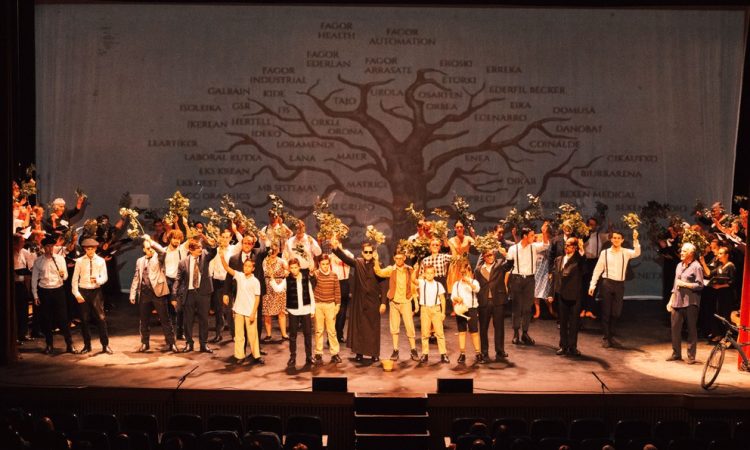 Llega el musical ‘Hazia’, sobre la vida y obra del padre del cooperativismo vasco, José María Arizmendiarreta, a Vitoria-Gasteiz