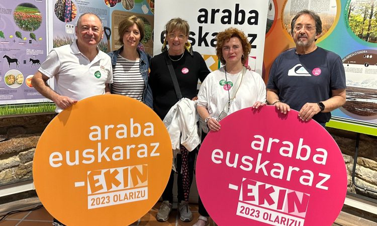 Rosa Lavín, Patxi Olabarria e Iñaki Nubla participaron en el Araba Euskaraz